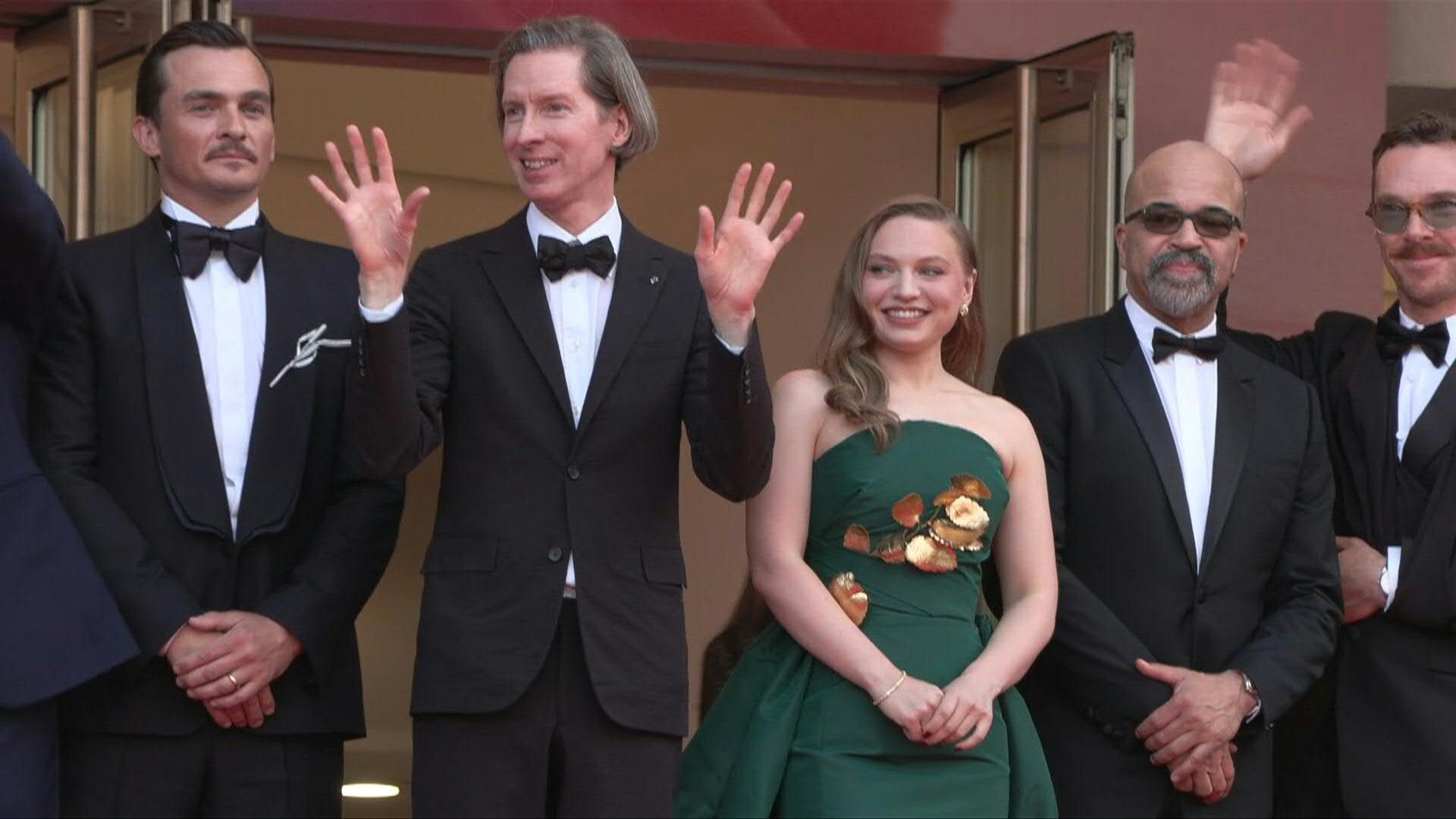 Cannes : Wes Anderson and cast of 'The Phoenician scheme' on red carpet