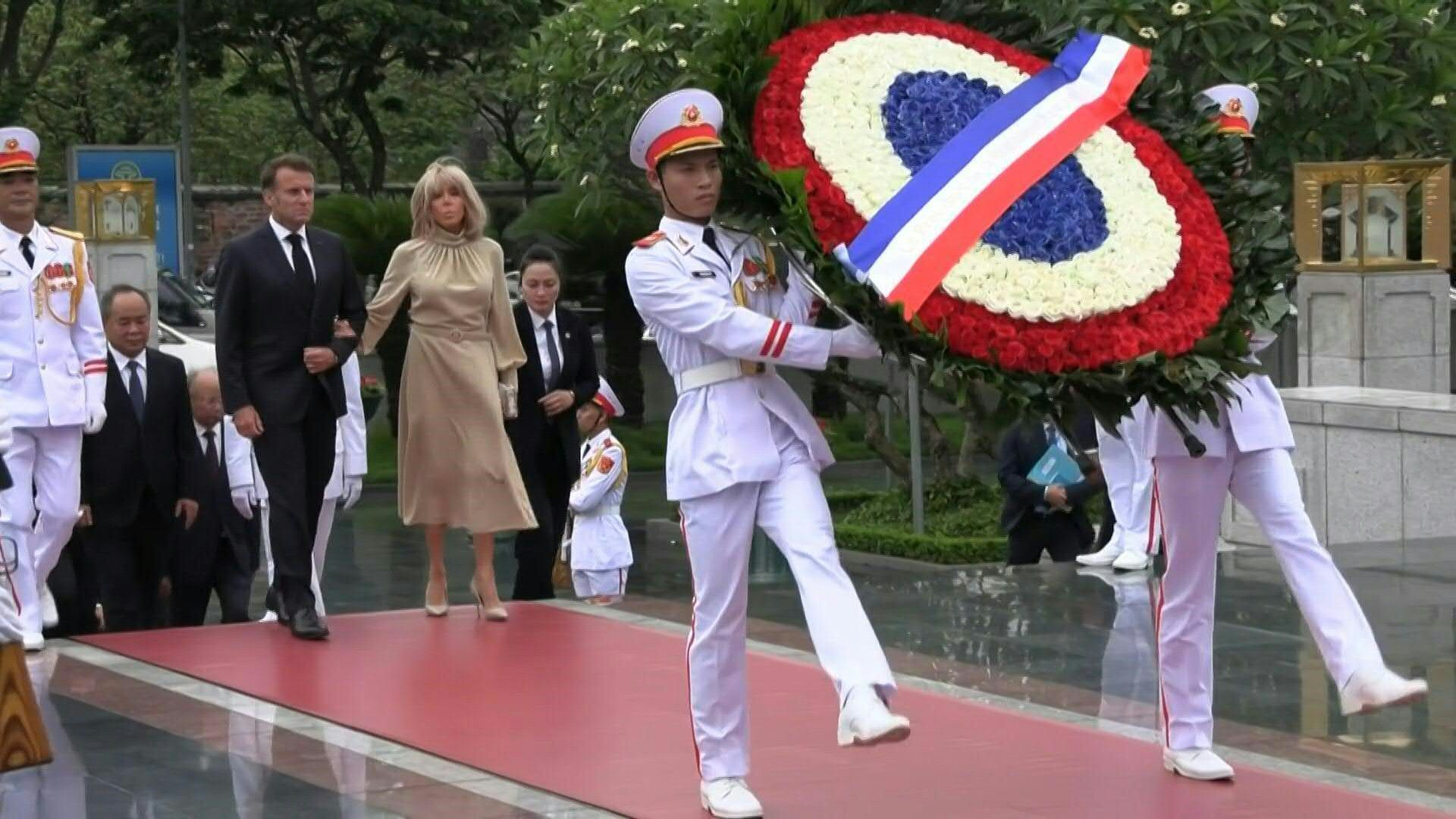 Video: Macron pays tribute to Indochina War dead in Vietnam
