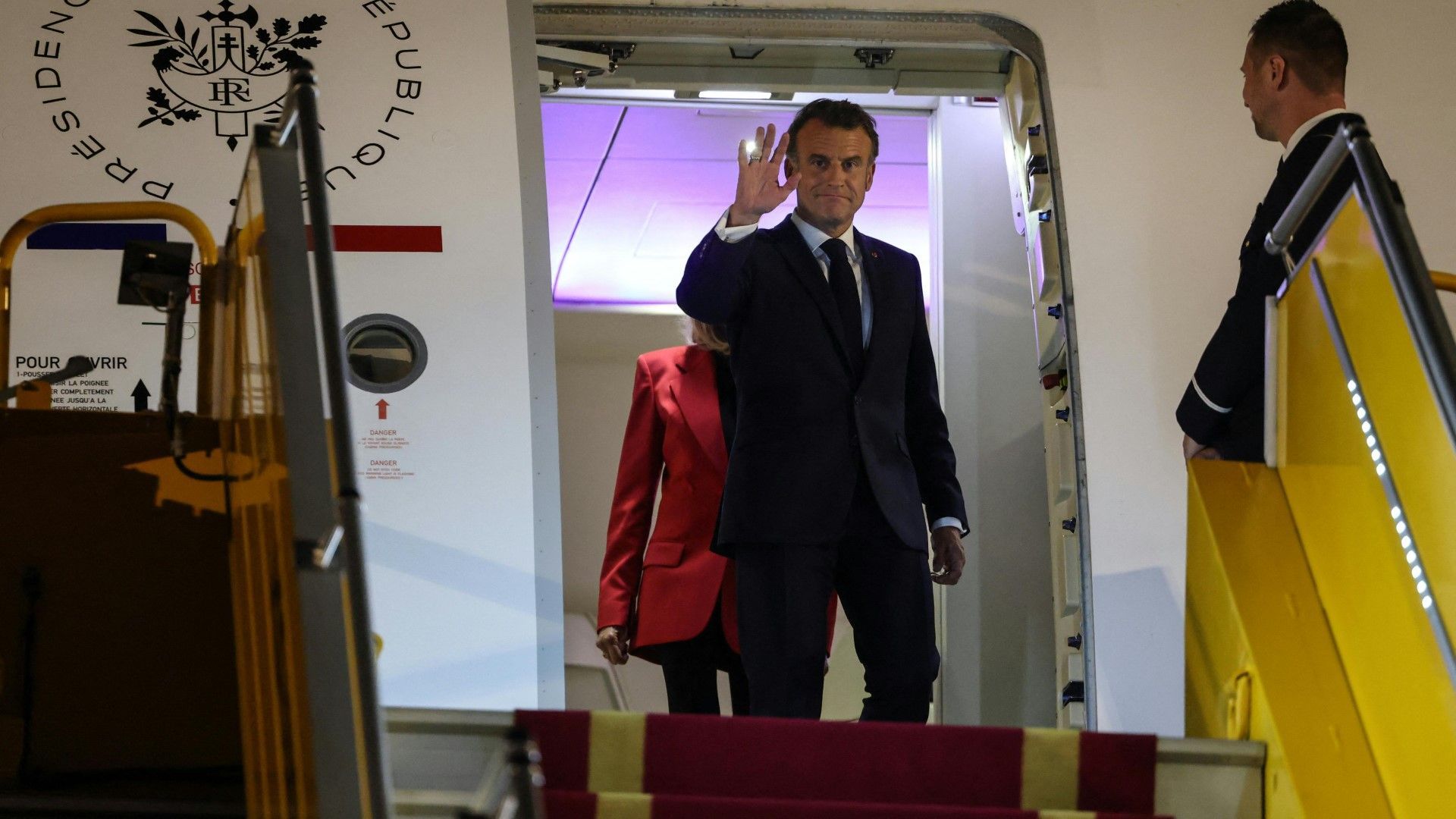 Video mit brüsker Geste: Macron weist Gerüchte um Ehekrise zurück