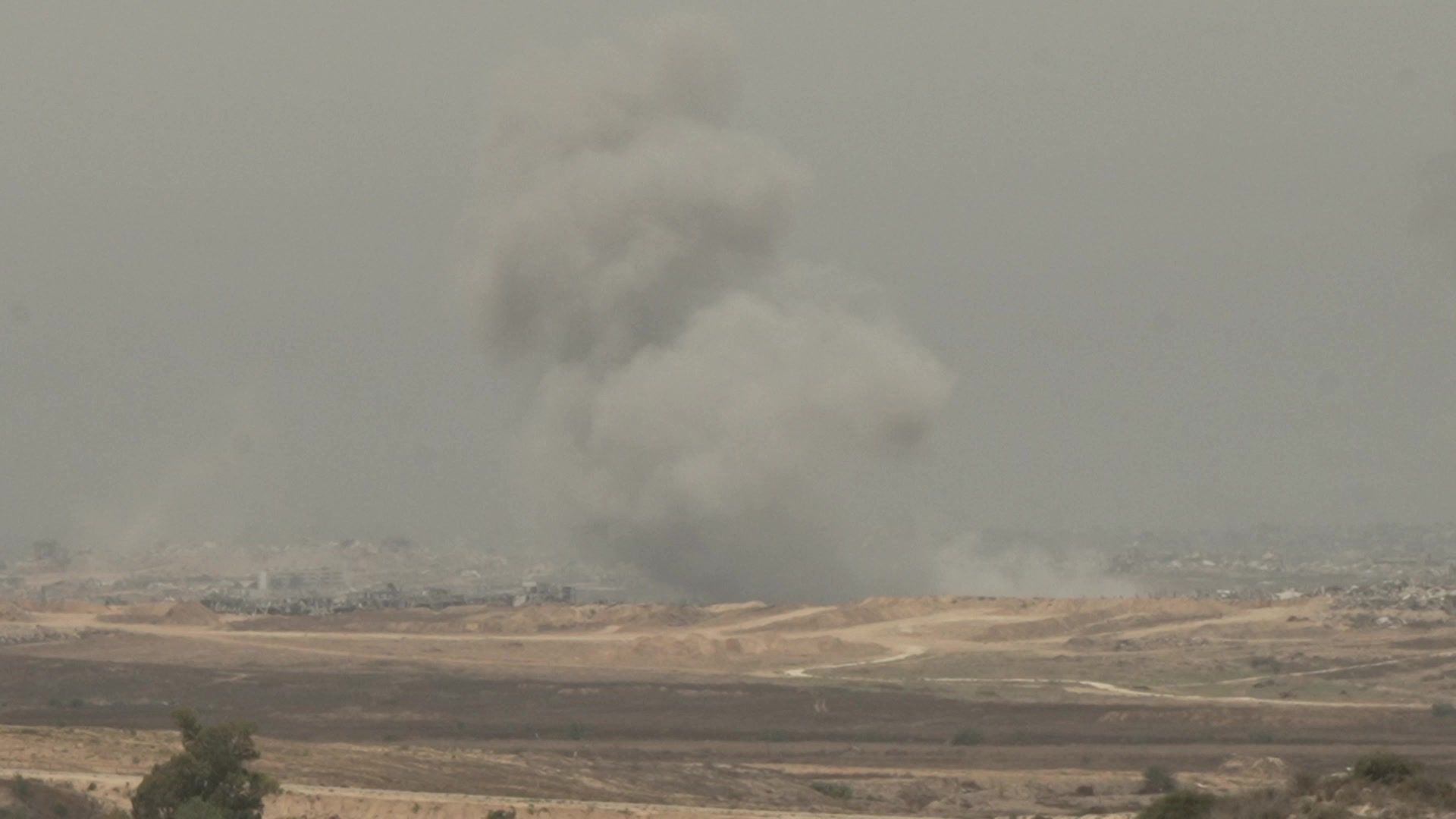 Heavy clouds of smoke billow over northern Gaza