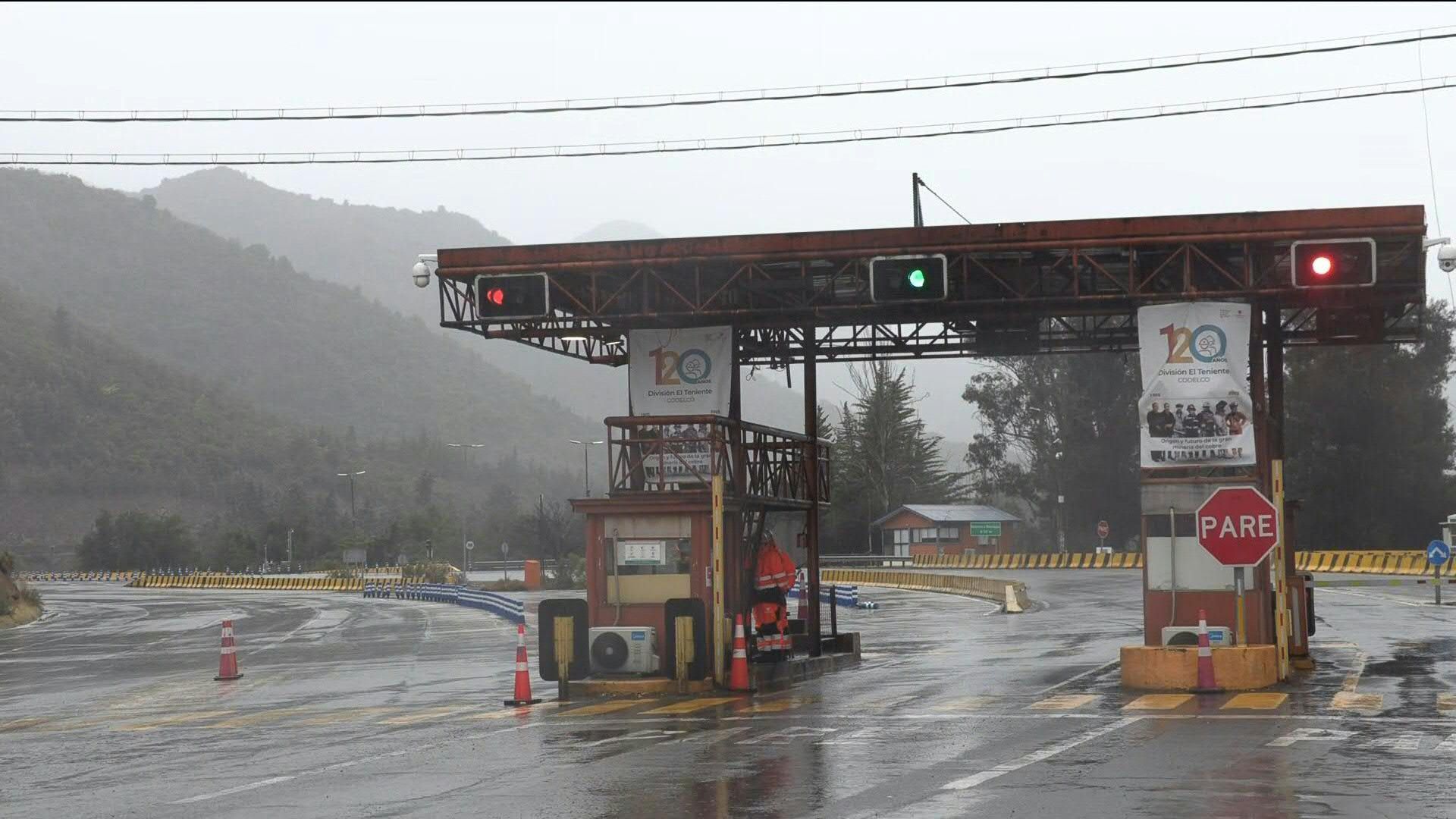 Chilean copper mine entrance after collapse leaves one dead, five missing