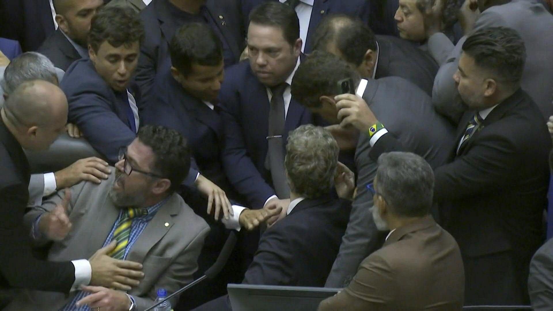 Video: Opposition lawmakers try to block Congress session to protest Bolsonaro arrest