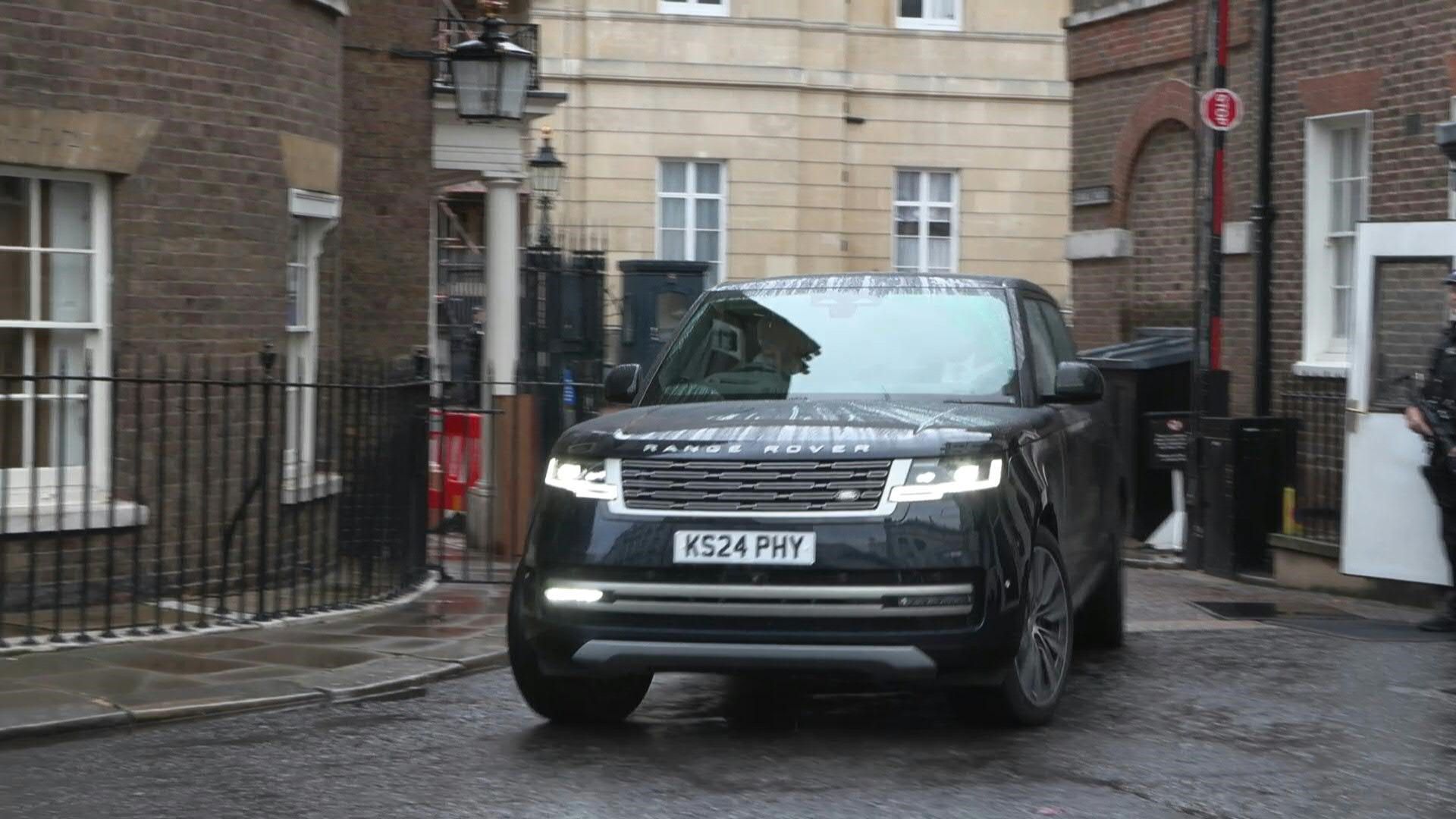 Video: Prince Harry leaves Clarence House after meeting with his father