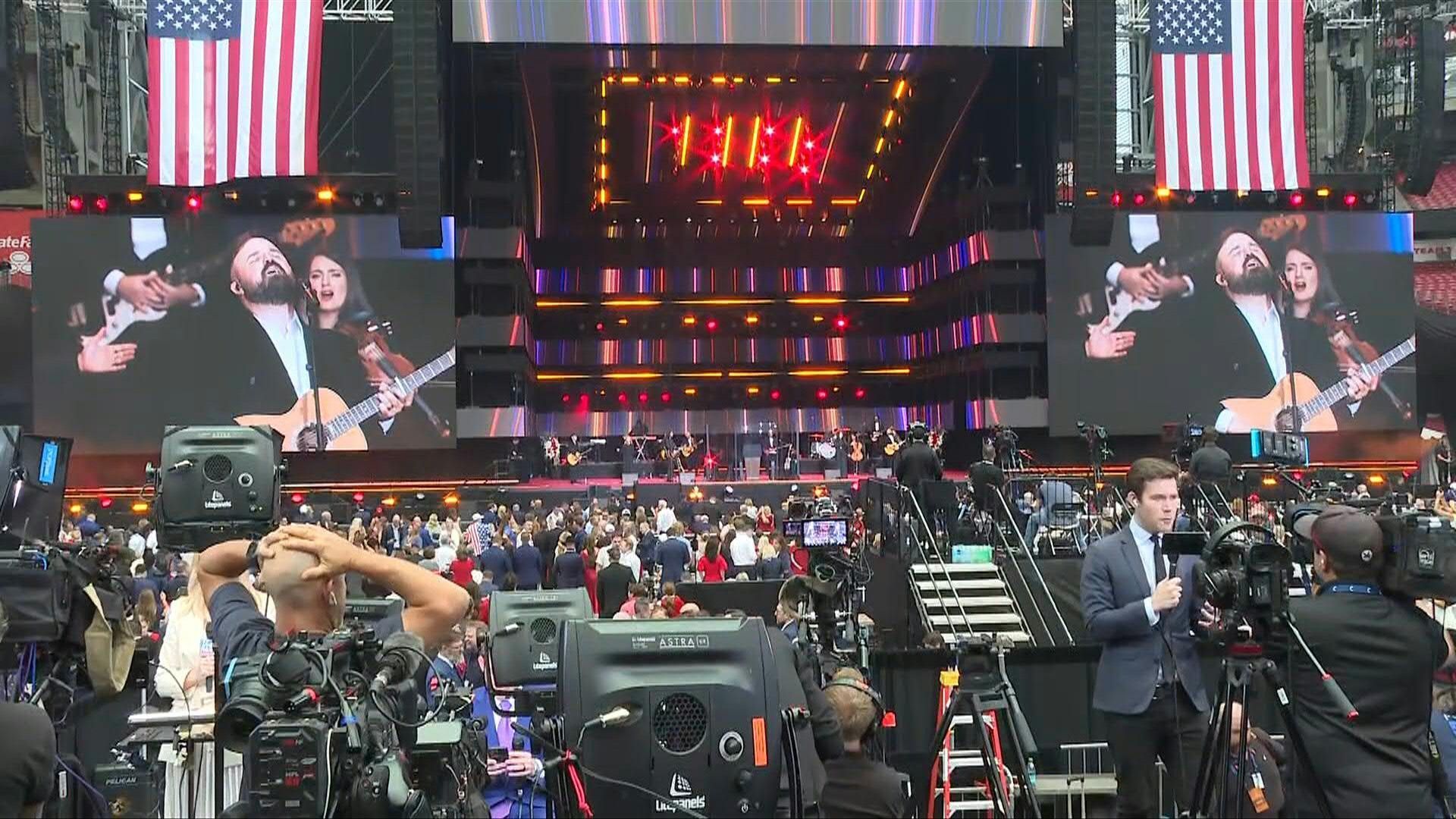 Tysiące osób gromadzą się przed memoriałem dla konserwatywnego lidera Charliego Kirka w Arizonie
