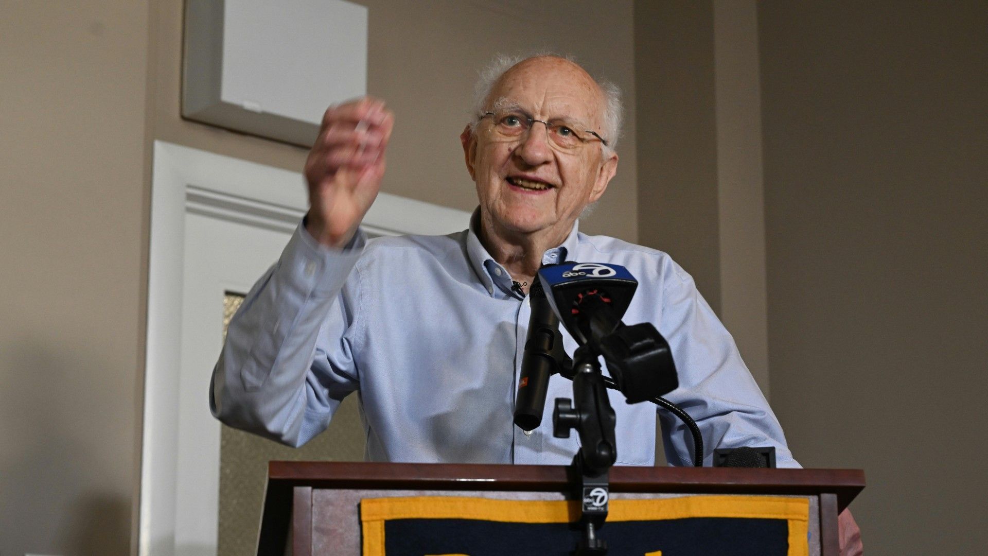 Лауреат Нобелевской премии по физике Кларк: Политика Трампа "парализует" науку