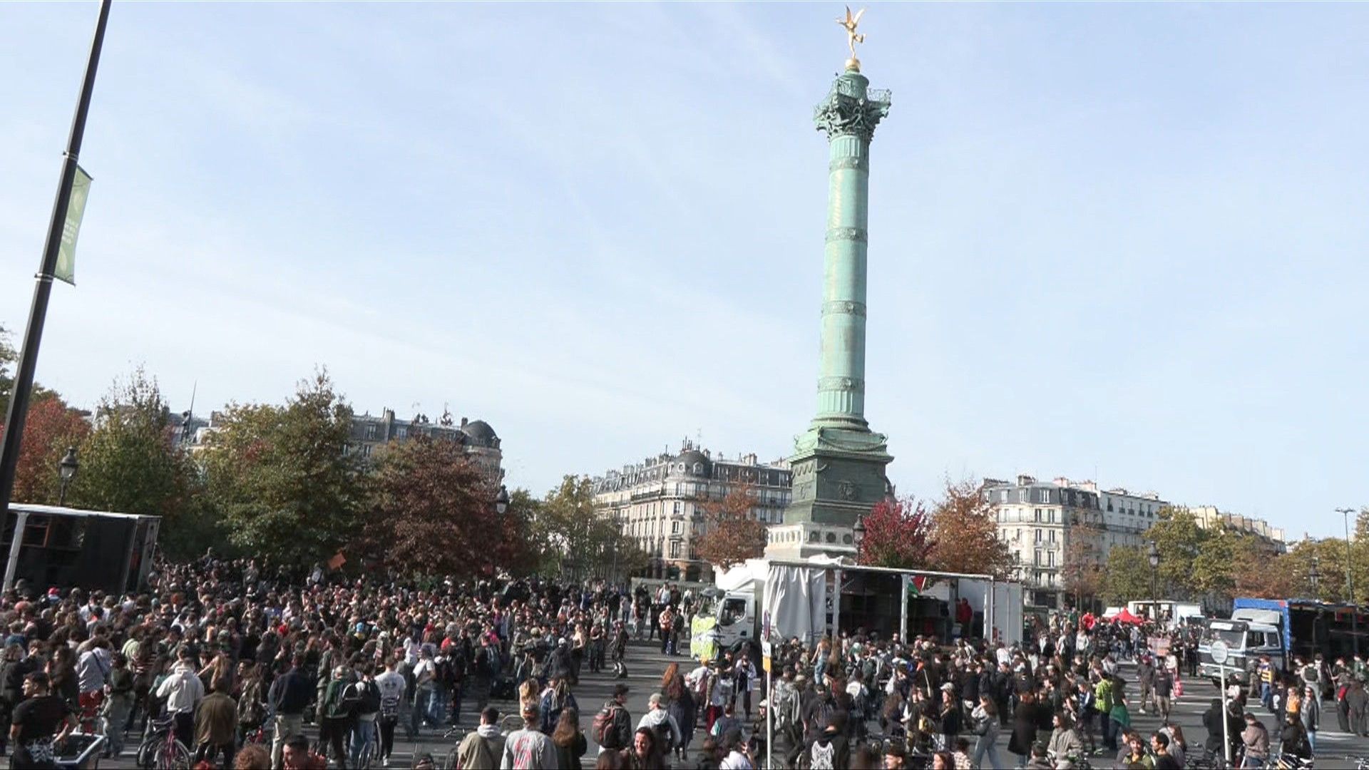 Thousands gather in Paris for 'techno parade protest'