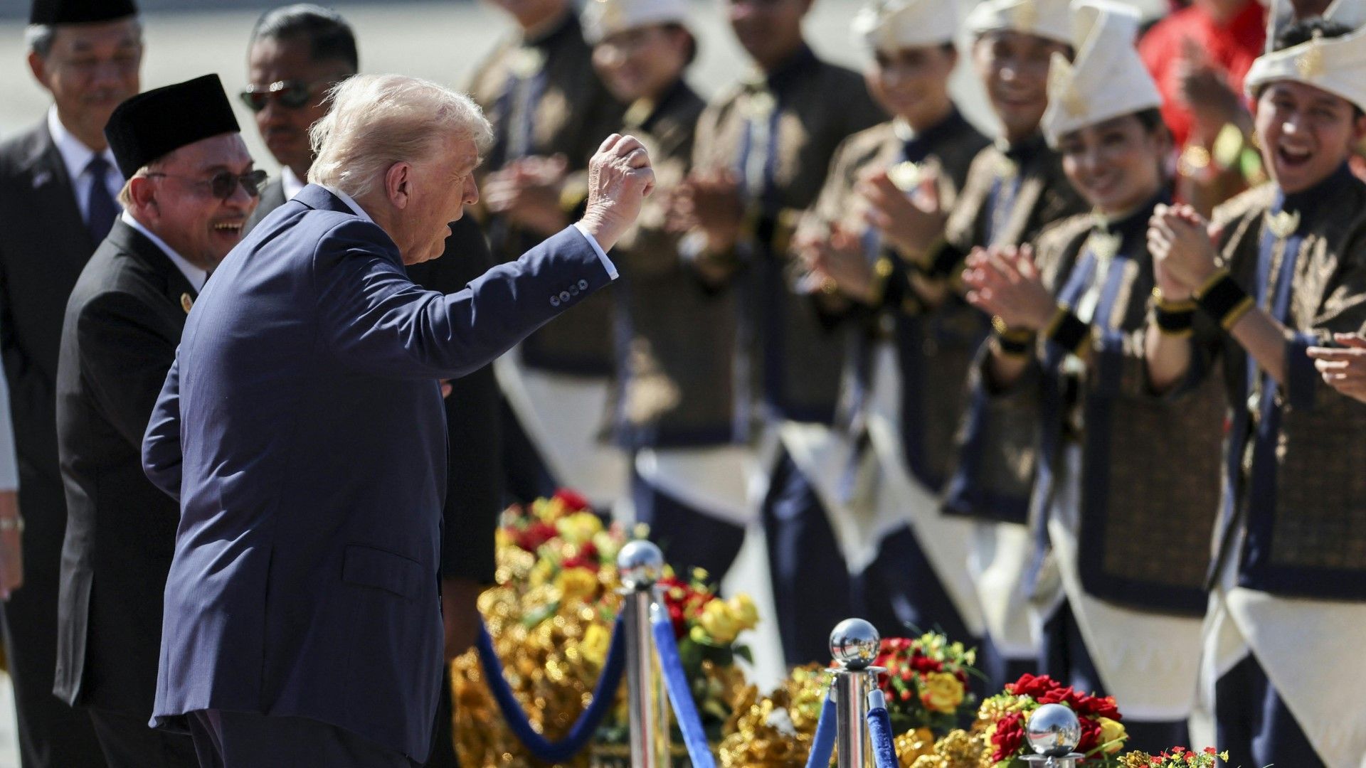 Ankunft in Malaysia: Trump legt spontane Tanzeinlage hin