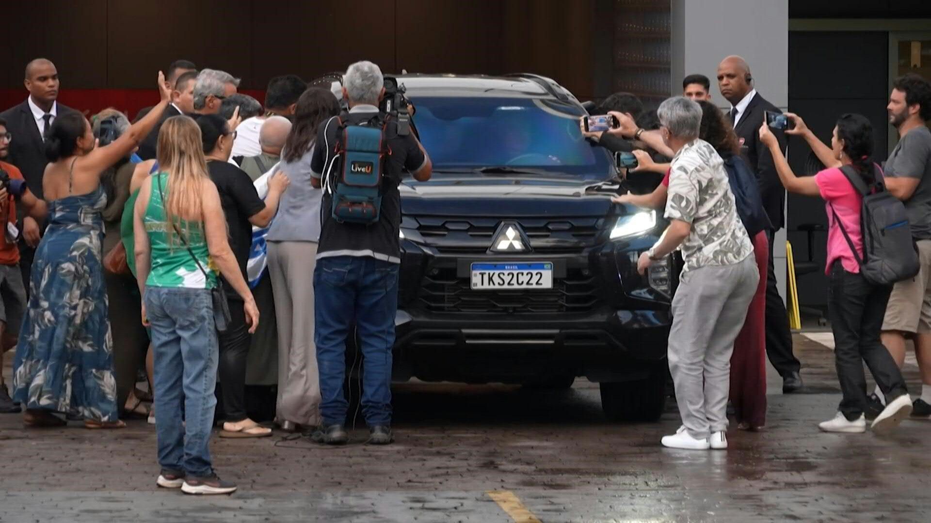 Video: Former Brazilian president Bolsonaro leaves hospital in a convoy as he returns to prison