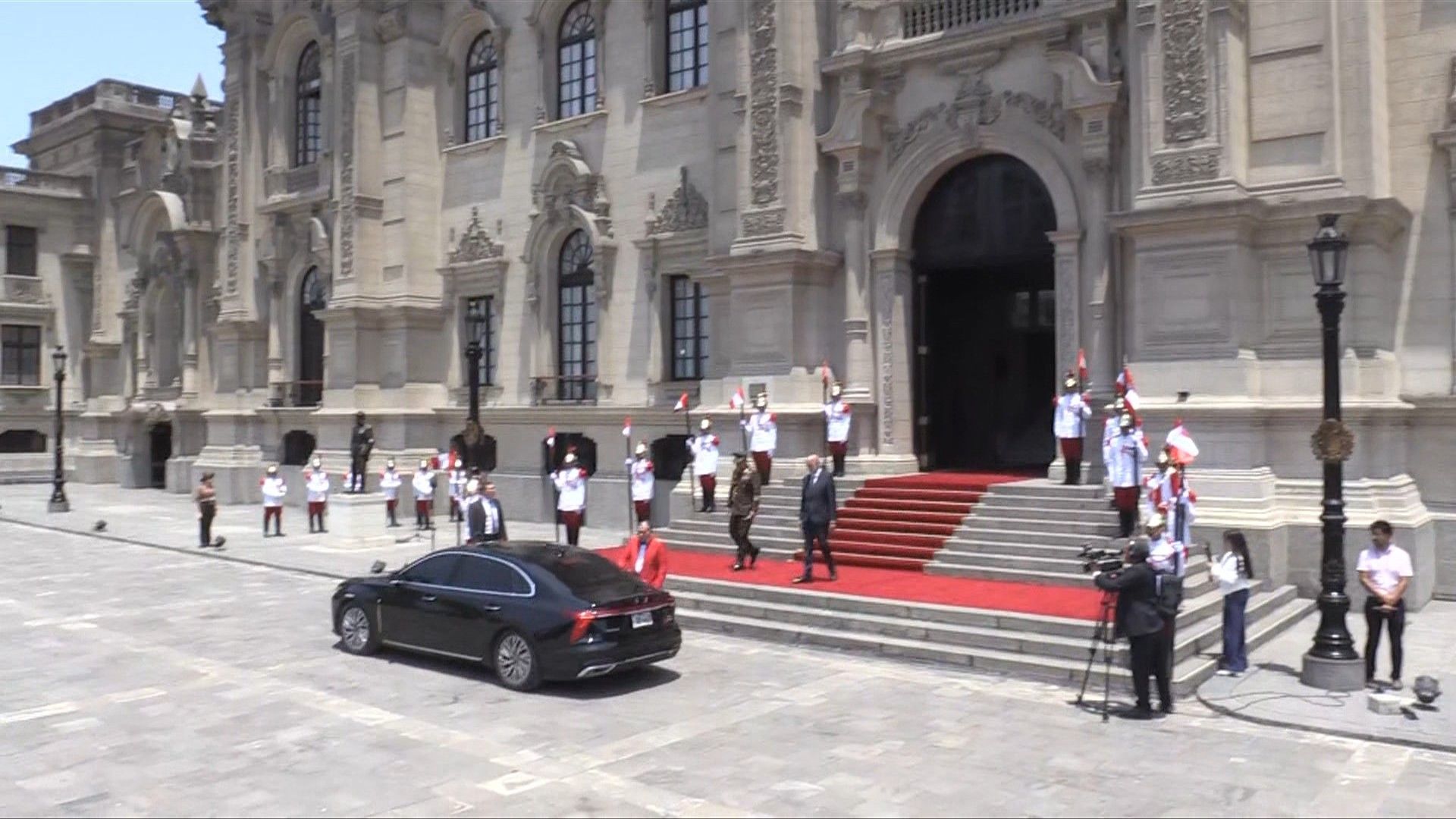 Video: Peruvian President Jeri greets Chilean president-elect Kast in Lima