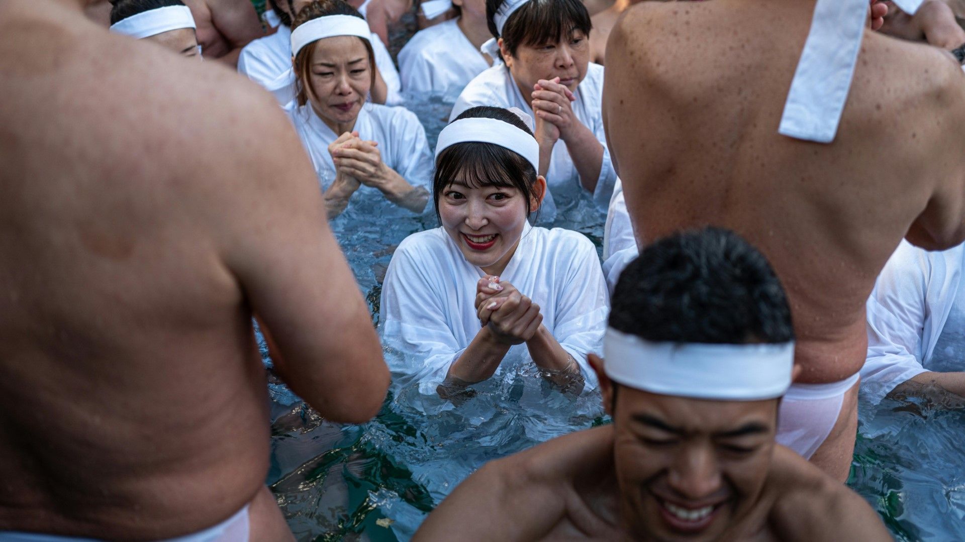 Video: Eintauchen ins neue Jahr: Eisbad-Ritual in Tokio