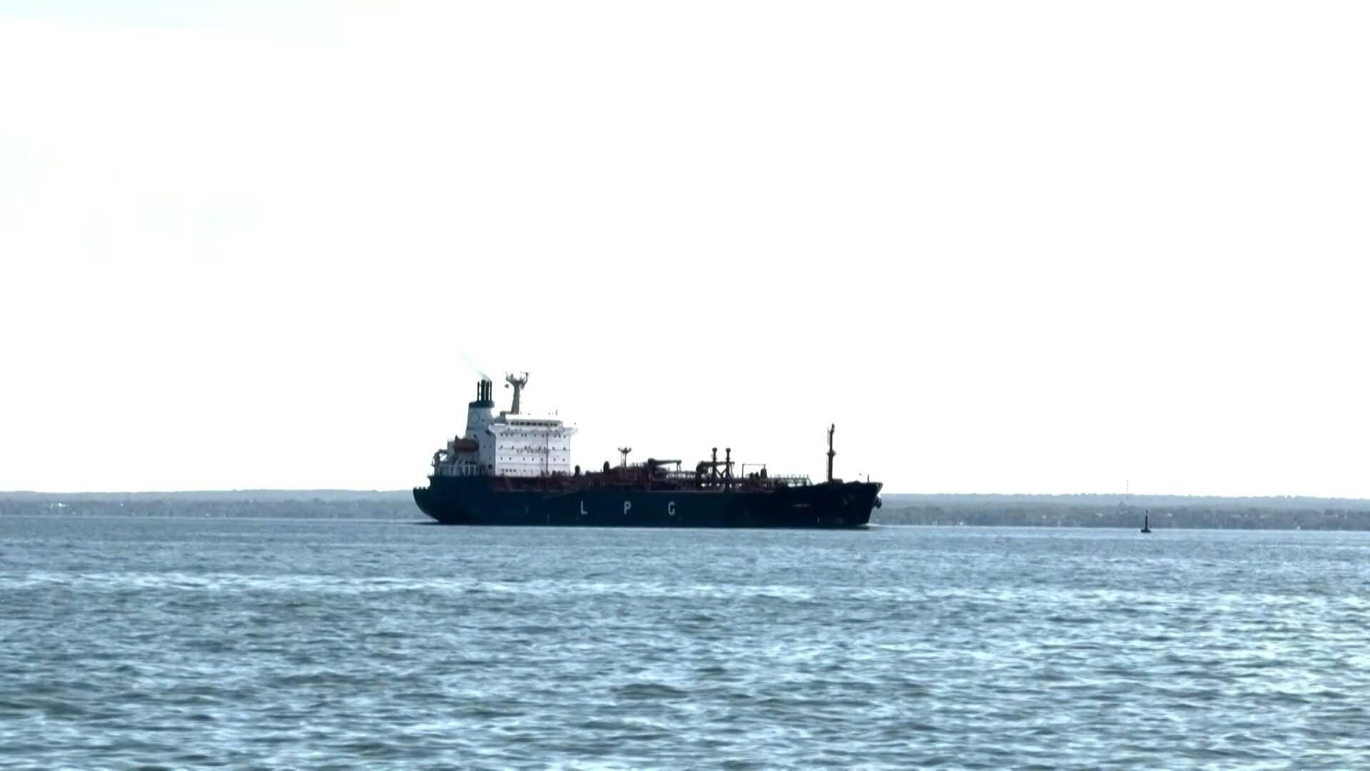 Video: Gas carrier, oil tanker seen at Venezuela's Maracaibo Lake