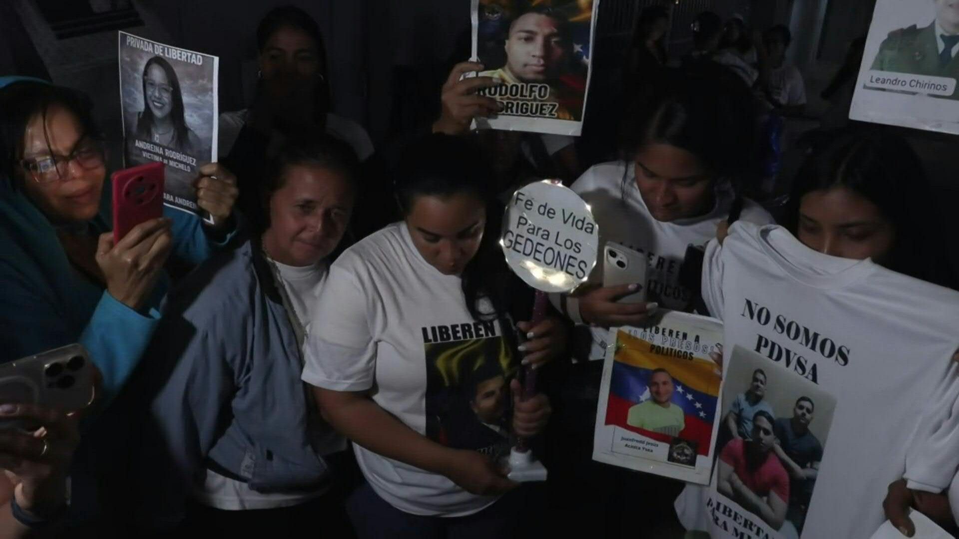 Families-of-prisoners-wait-near-El-Helicoide-after-Delcy-Rodriguez-announces-closure