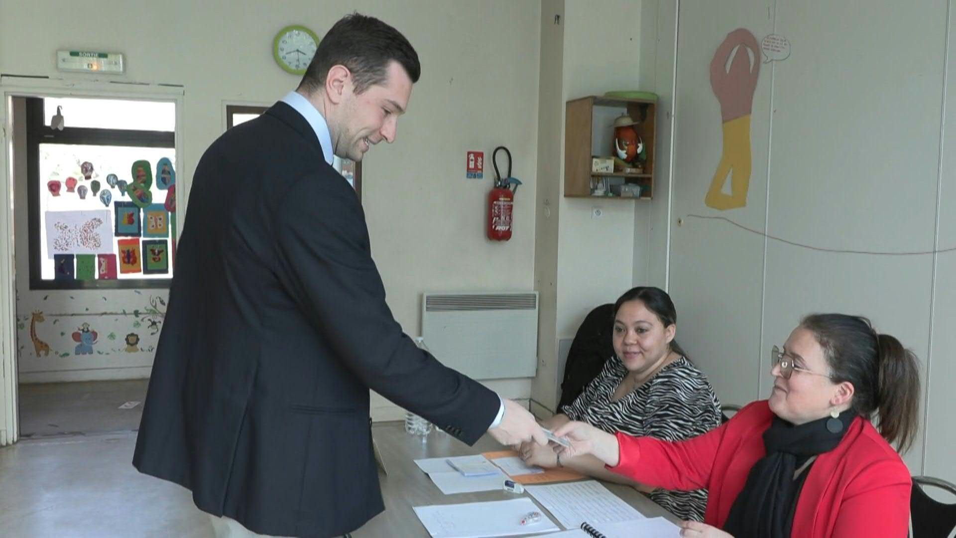 Video: Local elections: Jordan Bardella (RN) votes in the second round