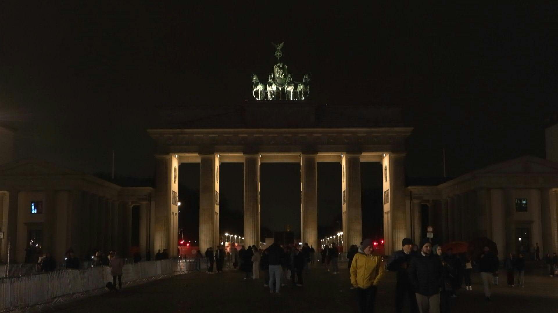 Video: Lights go out for Earth Hour at the Brandenburg Gate in Berlin