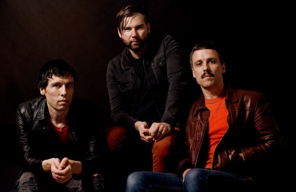 The Cribs: Auf neuem Album ‚Selling A Vibe‘ entdecken sie Popmusik für sich