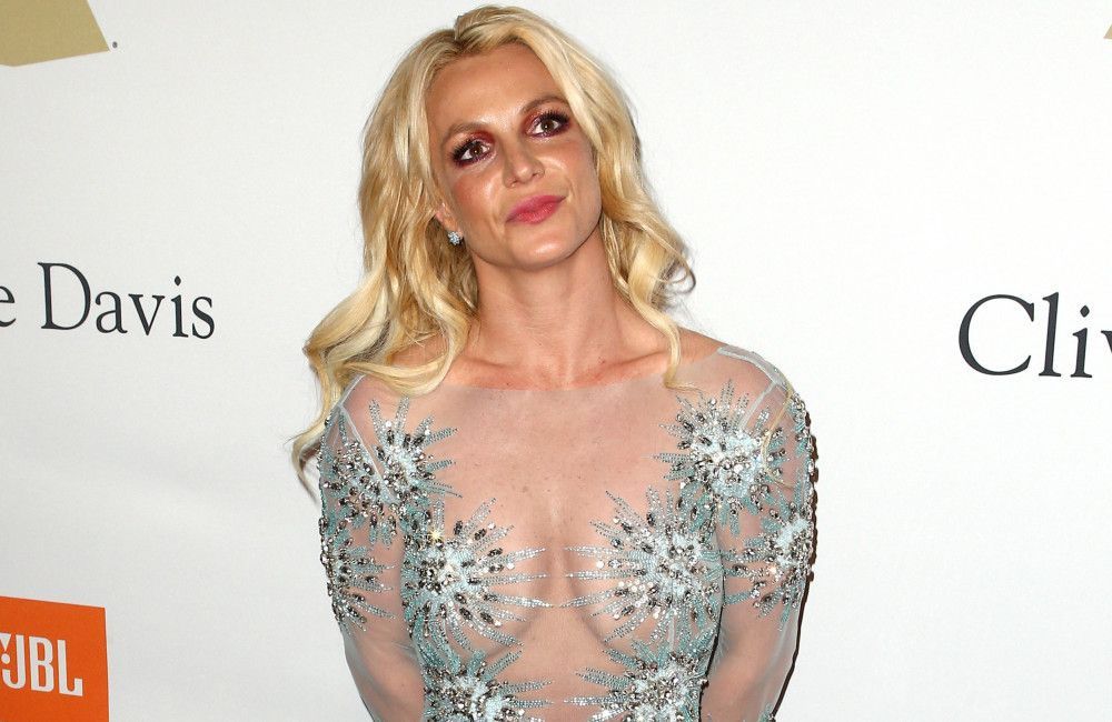 Britney Spears suffers knee injury