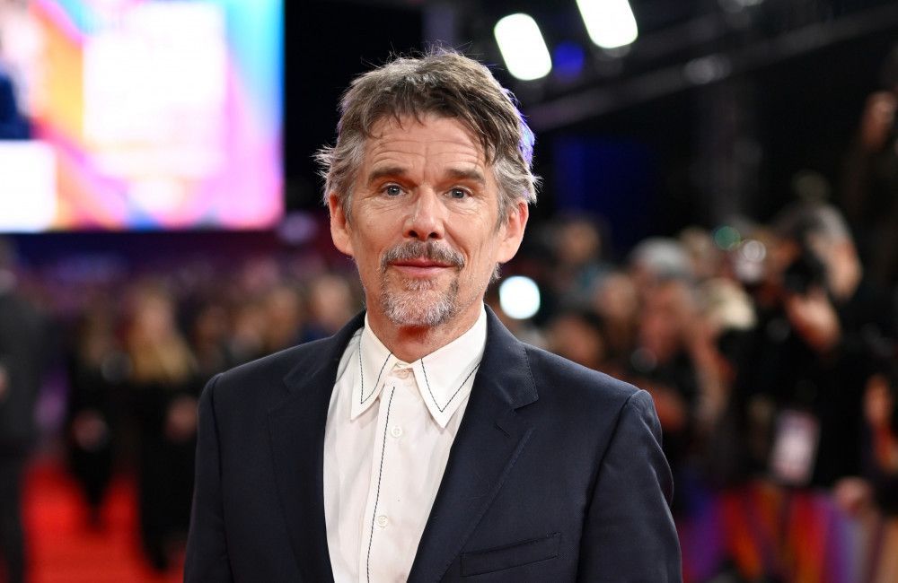 Ethan Hawke schreibt Dialoge mit der Hand
