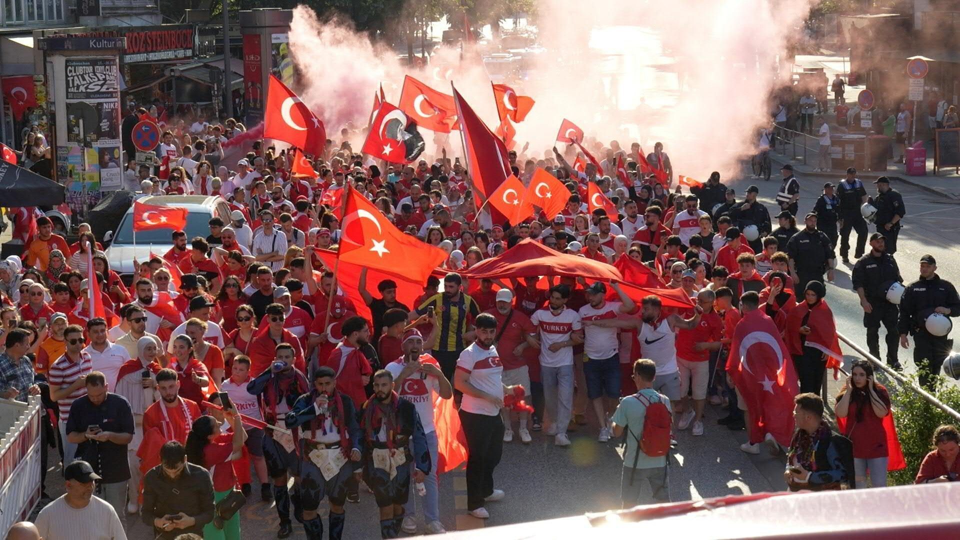 Vor Duell gegen Tschechien: Türken feiern ihr Team in Hamburg