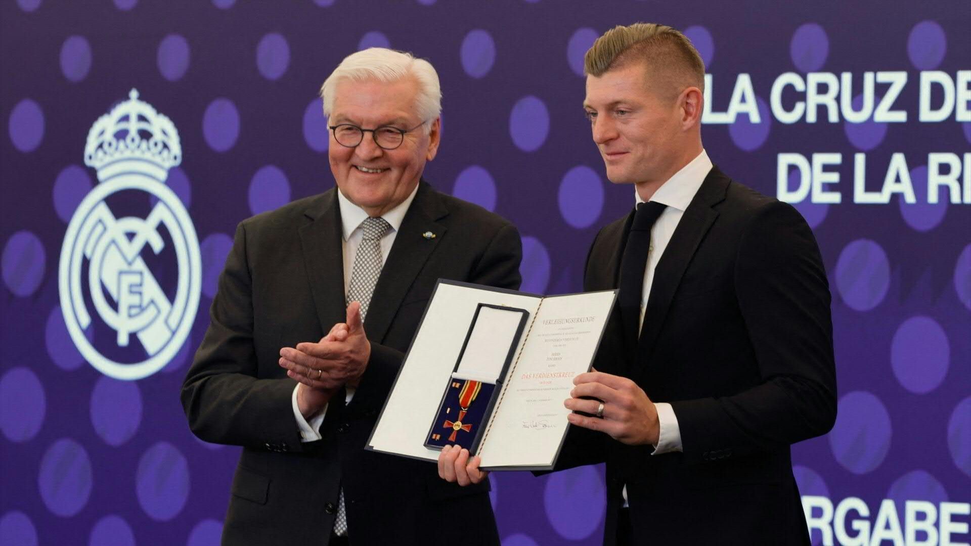 Video: "Legende" Kroos erhält Bundesverdienstkreuz in Madrid