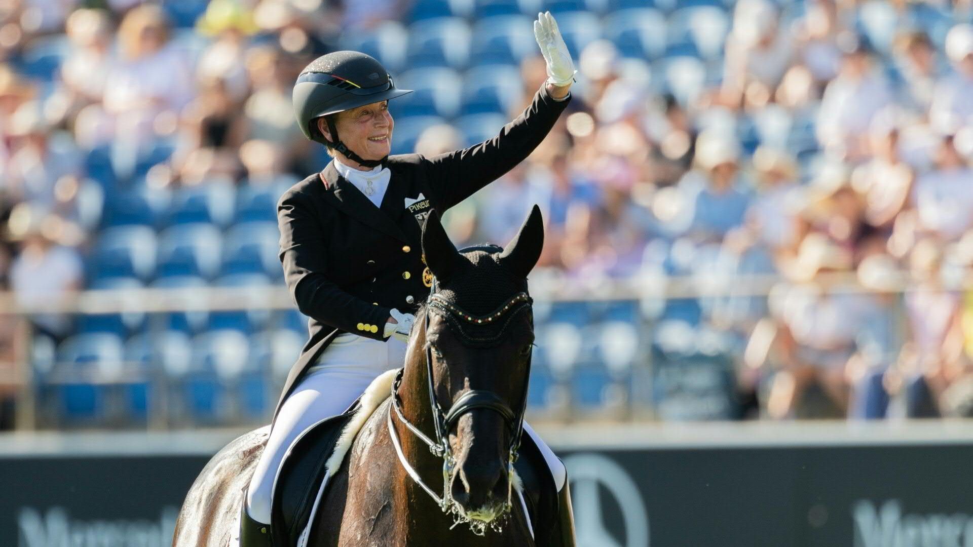 Video: Souverän zu Gold: Deutsche Dressur-Equipe krönt sich zu Weltmeistern