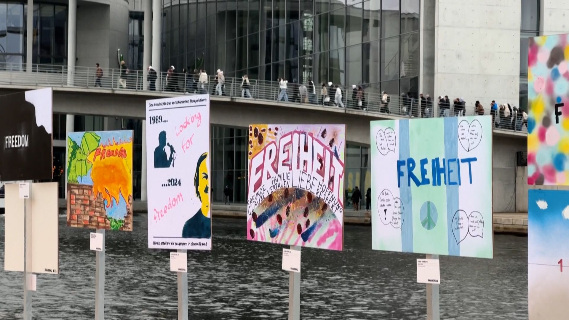 35 Jahre Mauerfall: Darum hängen 5.000 Plakate in Berlin