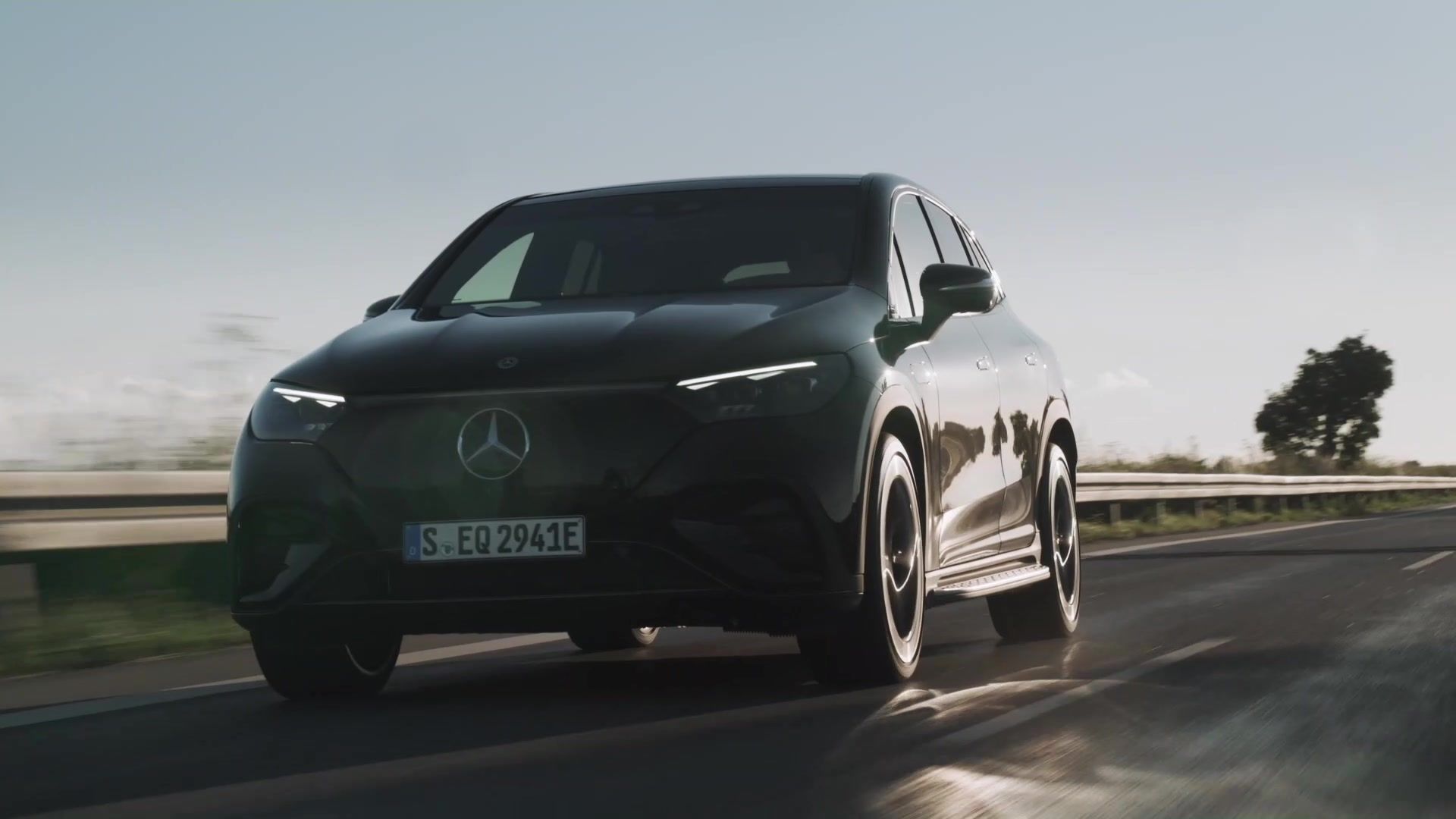 Der neue Mercedes-Benz EQE SUV in Schwarz
