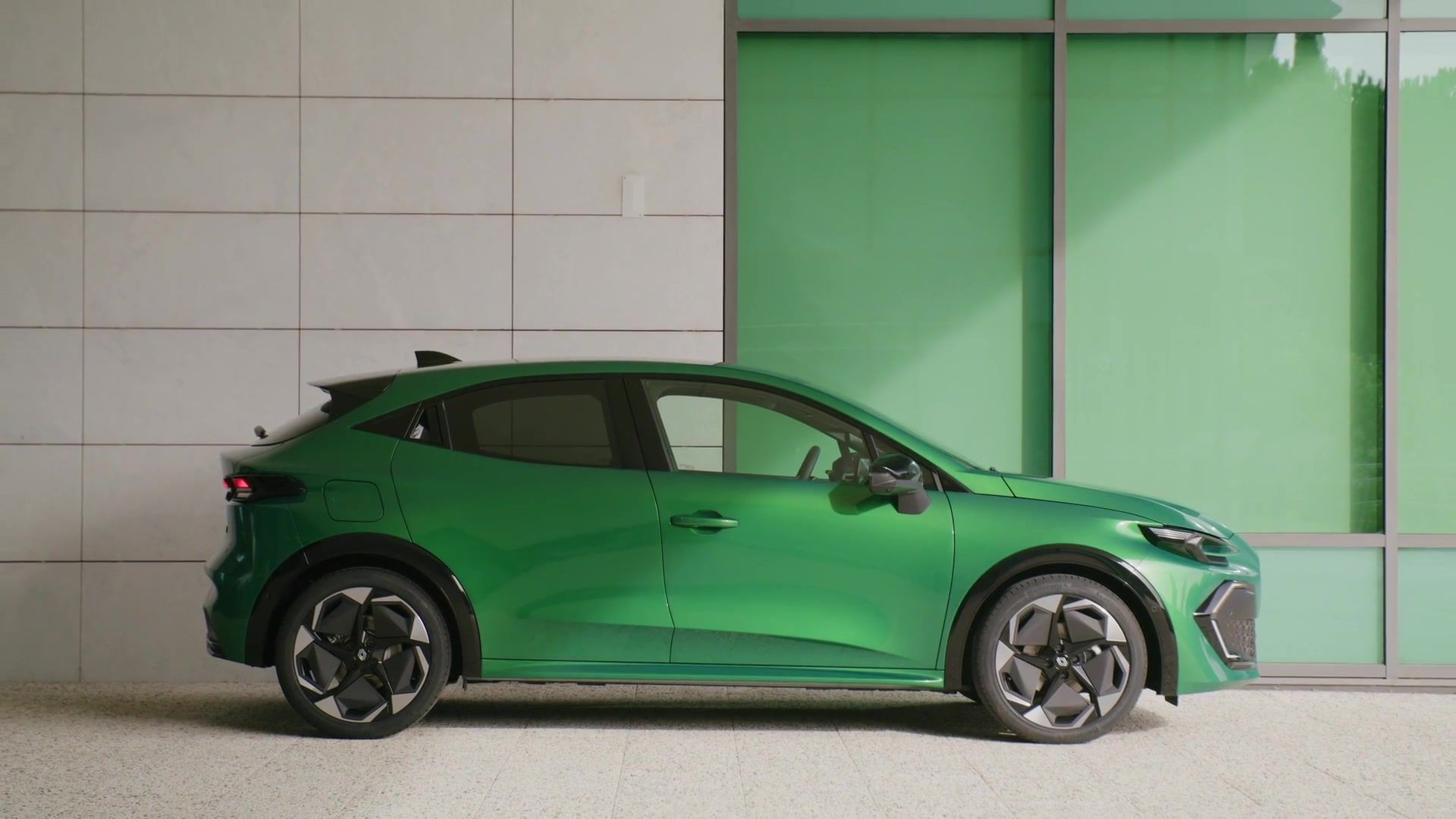 Renault Clio full hybrid E-Tech Techno in Absolute Green Preview