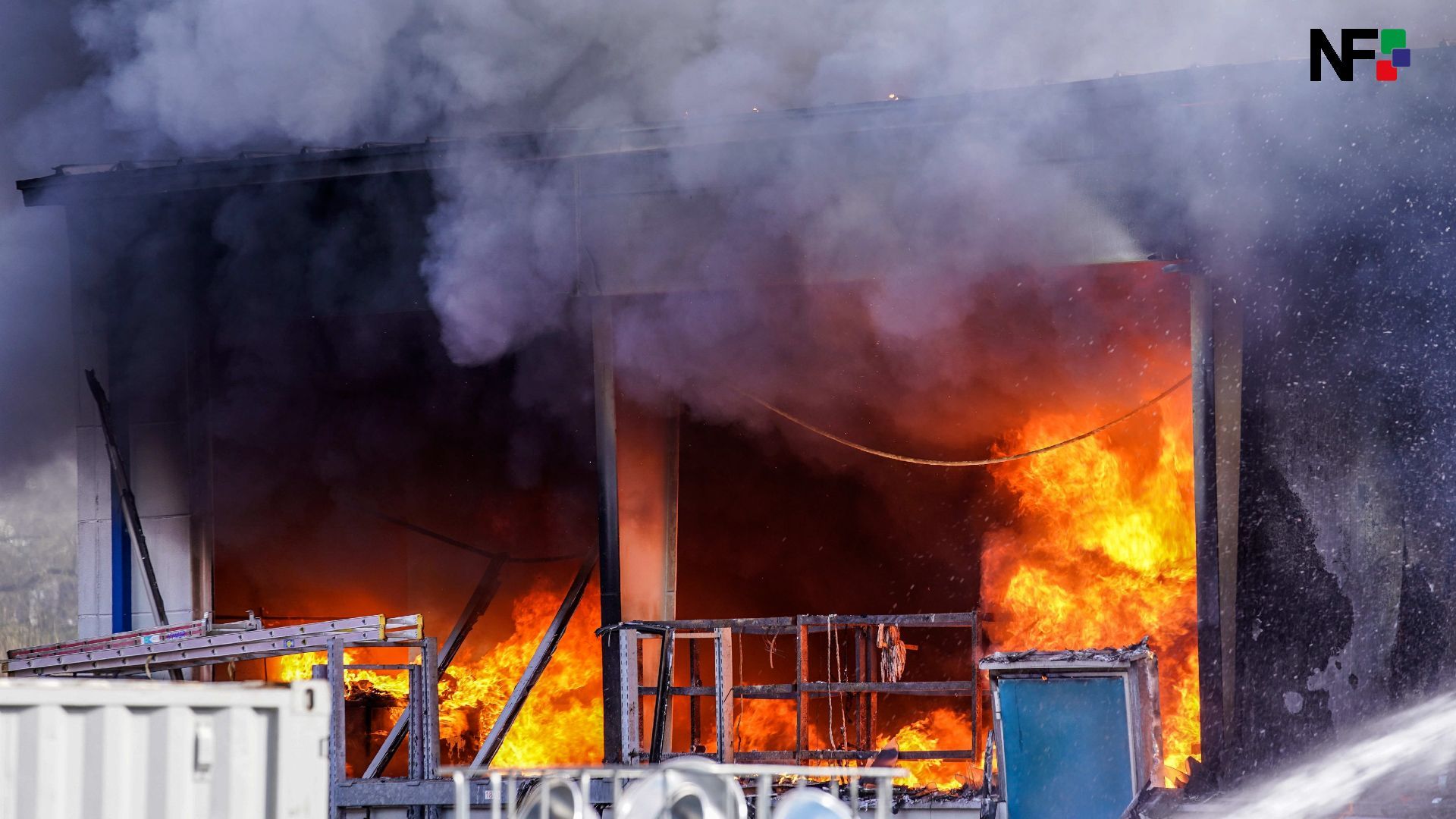 Werkhalle in Vollbrand