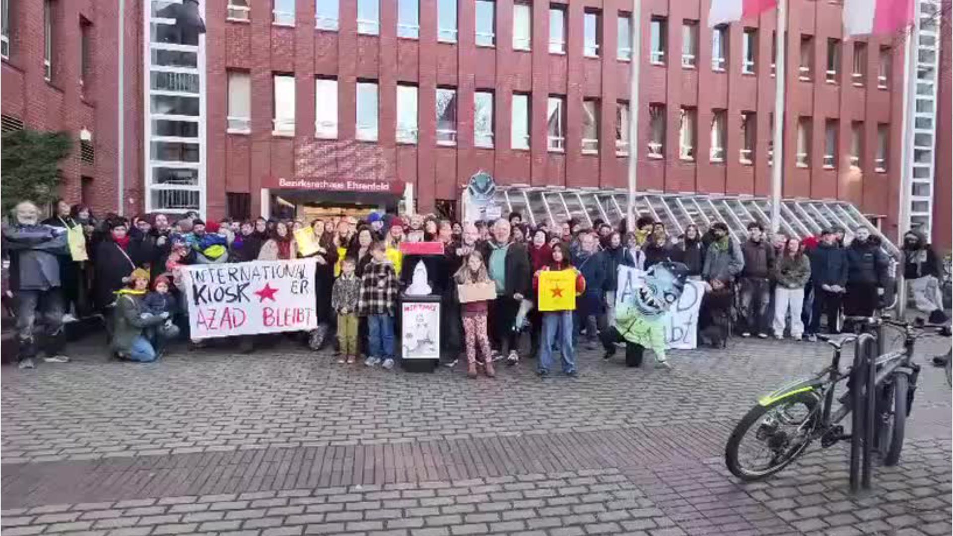 Video: Demo vor Veedels-Rathaus: Unterstützung für Kölner Büdchen-Mann
