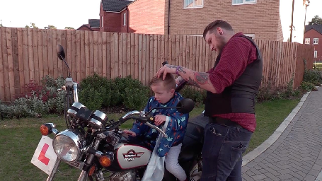 BARBER CUTS CHILDREN’S HAIR ON HIS MOTORBIKE SO THEY WON’T GET ANXIOUS