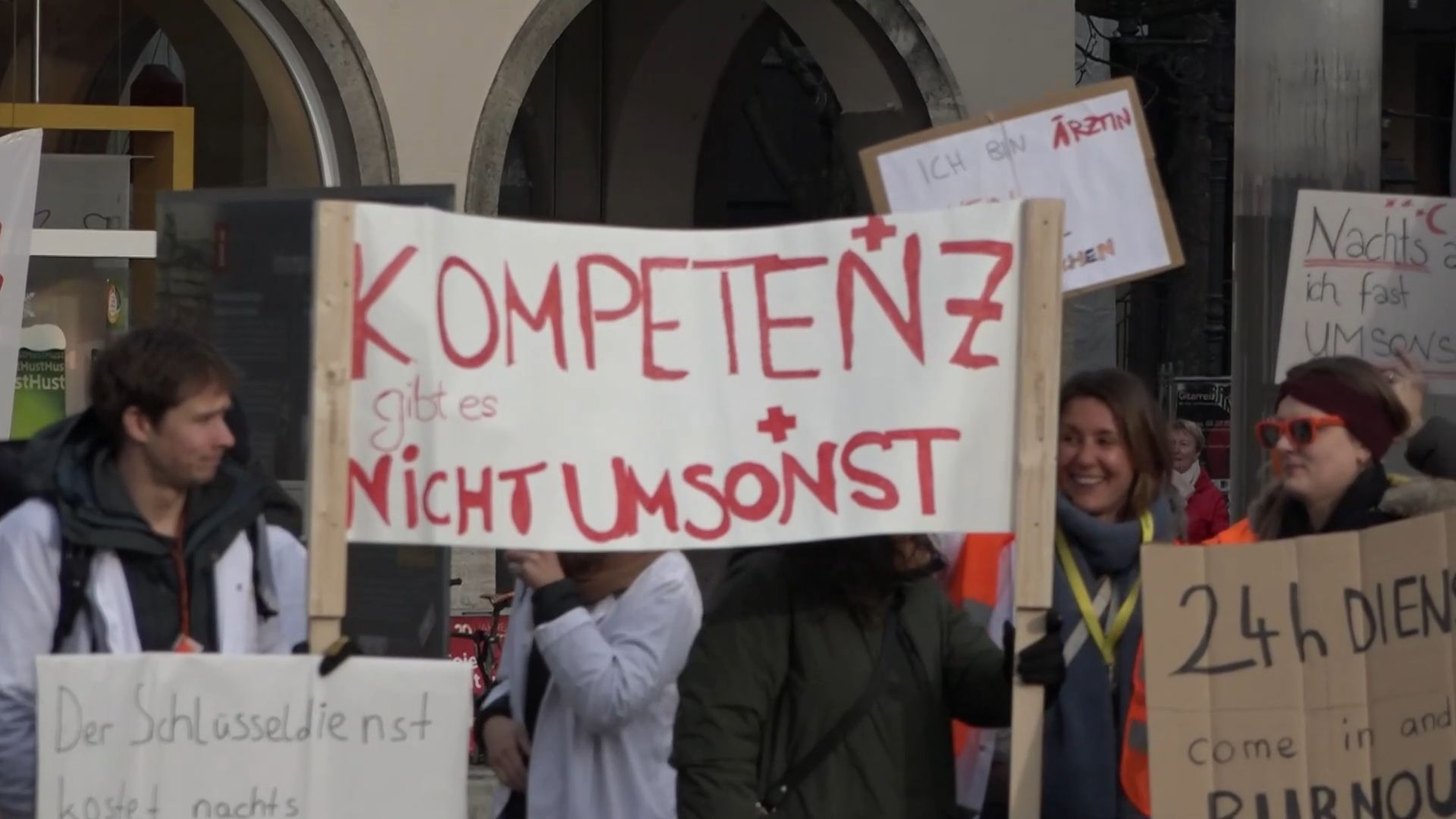 Warnstreik in Würzburg: Ärzte der Uniklinik ziehen in die Innenstadt