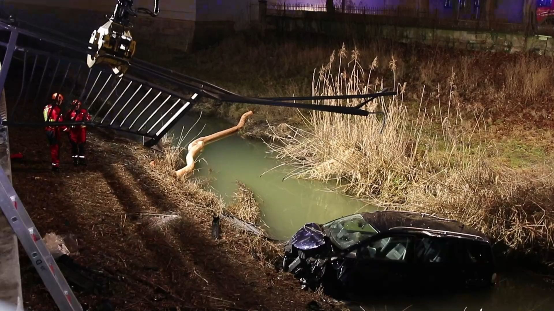 Auto durchbricht Brückengeländer und landet in Fluss: Fahrer leicht verletzt