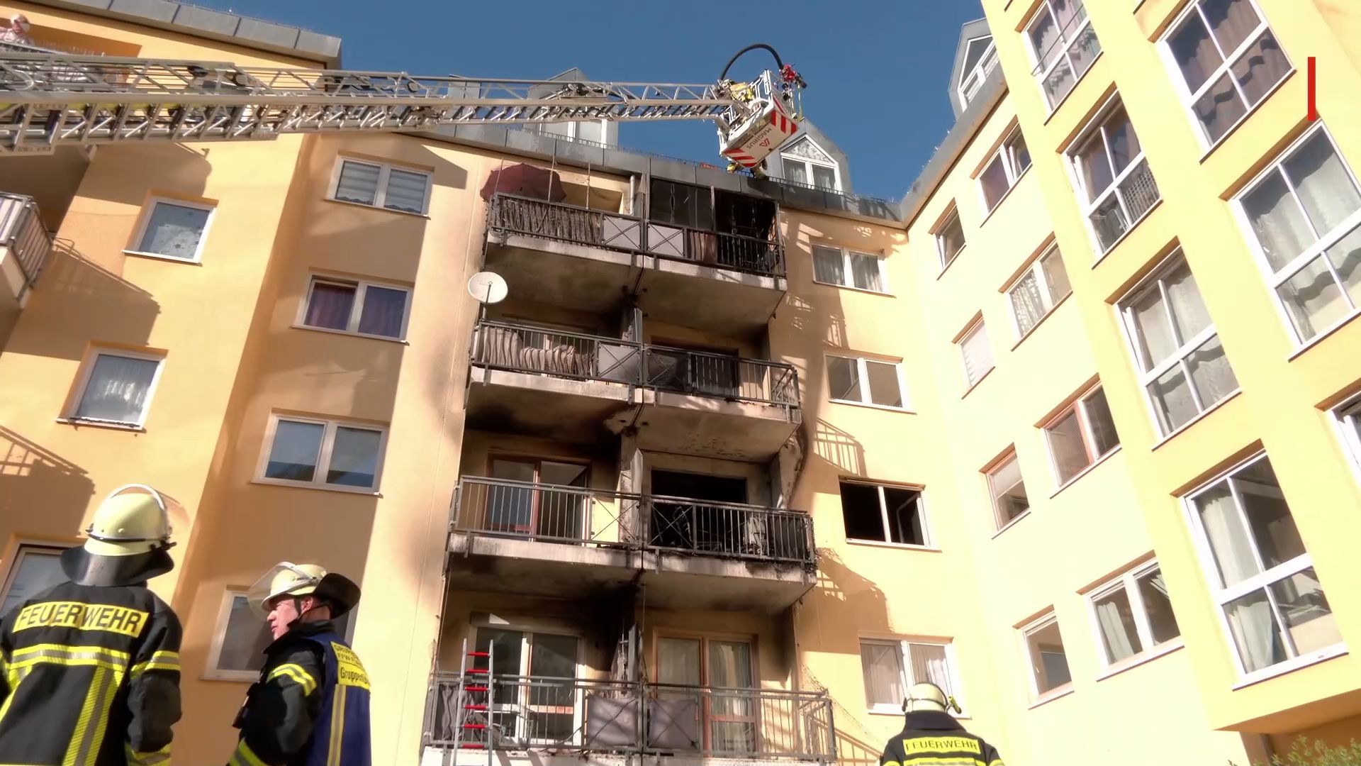 Video: Balkonbrand in Fürth - Feuerwehr muss anrücken