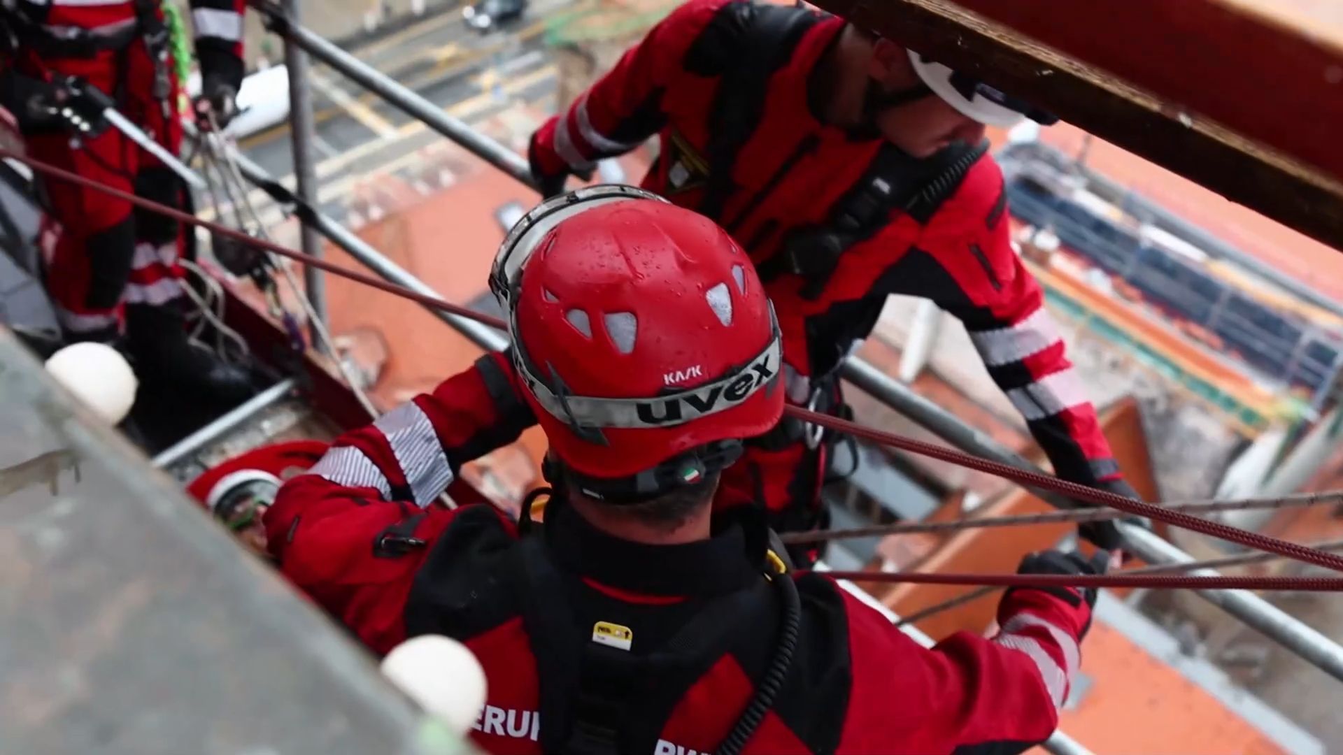 Fürther Rathausturm: Feuerwehr seilt aus 45 Metern ab - Video zeigt besonderen Einsatz der Spezialgruppe hautnah