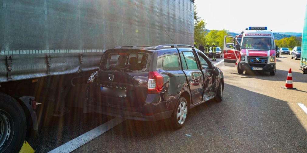 Pkw und Lkw auf der A7 kollidiert