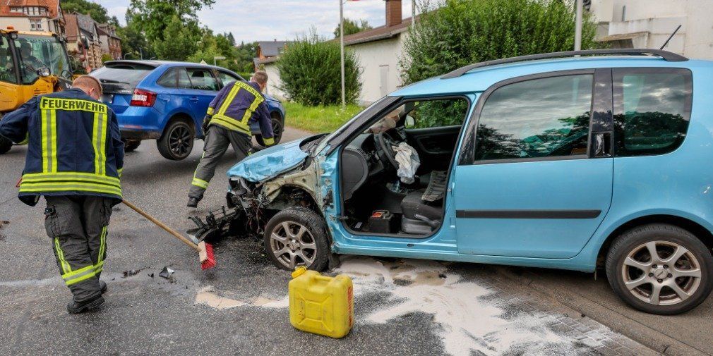 Zwei Fahrzeuge in Bahnhofstraße kollidiert - Insassen verletzt in Krankenhaus