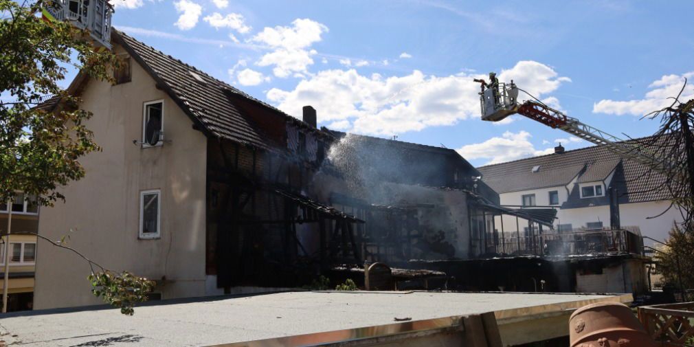 Dicke Rauchwolken - zwei Wohnhäuser in Brand - 200.000 Euro Schaden