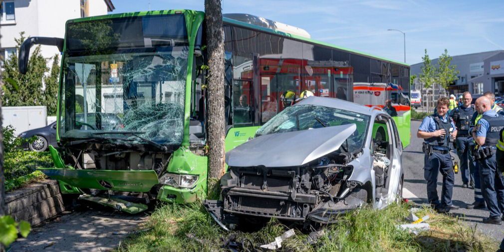 Video: Schlimmer Crash mit Schwerverletzten! Linienbus und Auto kollidieren