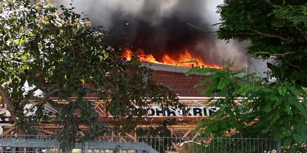 Video: Großbrand im Industriegebiet Fulda-West - Gebäude in Vollbrand