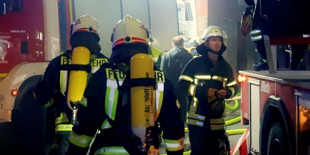 Video: Großbrand zerstört Scheune in Lehrbach