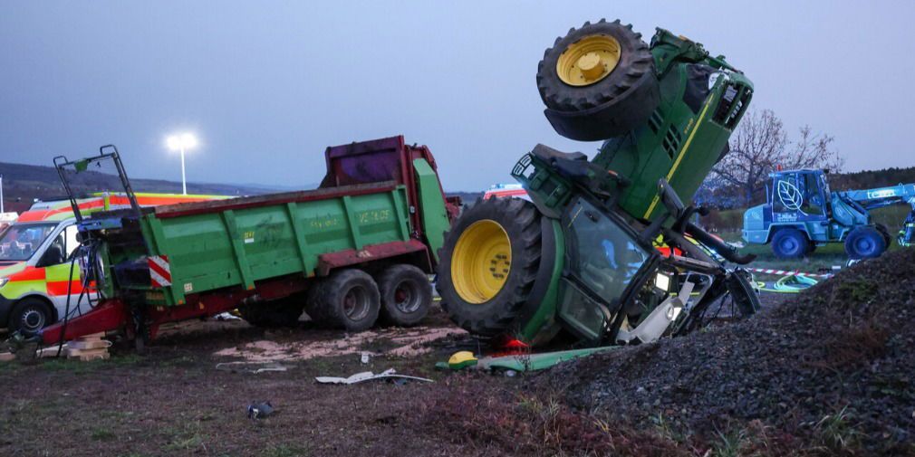 Video: Schwerer Traktor-Unfall: Christoph 28 und Christoph Frankfurt im Einsatz