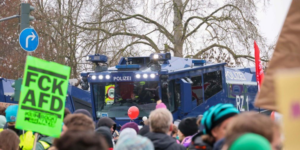 Video: Großer Protest-Tag gegen AfD-Jugend : Zehntausende Demonstranten - Gewalt!