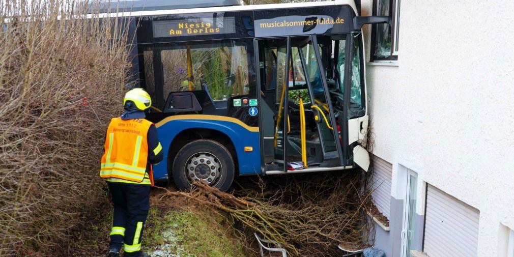 Video: Bus knallt im Gerloser Weg gegen Hauswand - Fahrer konnte befreit werden