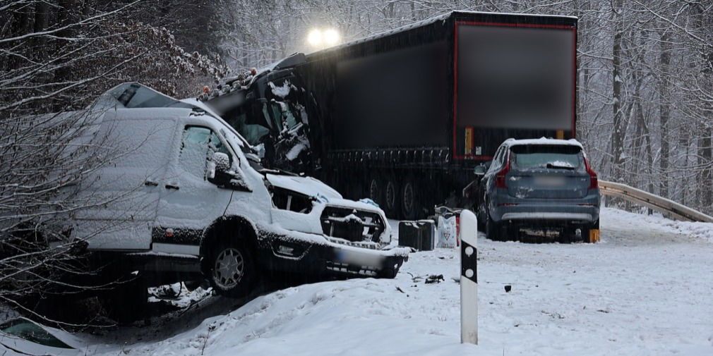 Video: Tödlicher Verkehrsunfall auf der L3181 - Zusammenstoß fordert Menschenleben
