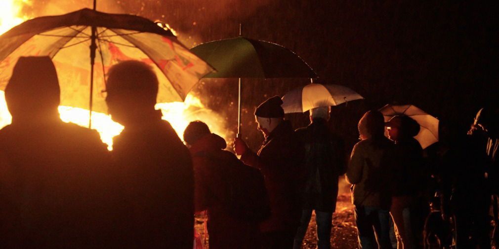 Video: Hutzelfeuer der FKG lockt zahlreiche Besucher nach Almendorf