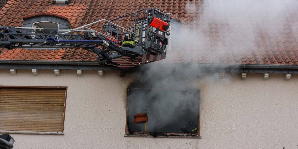 Video: Rauchsäule schon von weitem zu sehen: Flammen unter Kontrolle