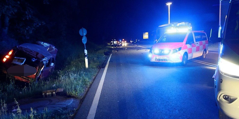 Video: Alleinunfall auf der B254 - Pkw mehrfach überschlagen