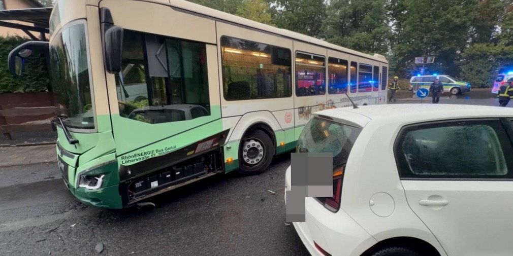 Video: Alarm am Aschenberg: Crash mit Bus und Pflegedienst-Auto