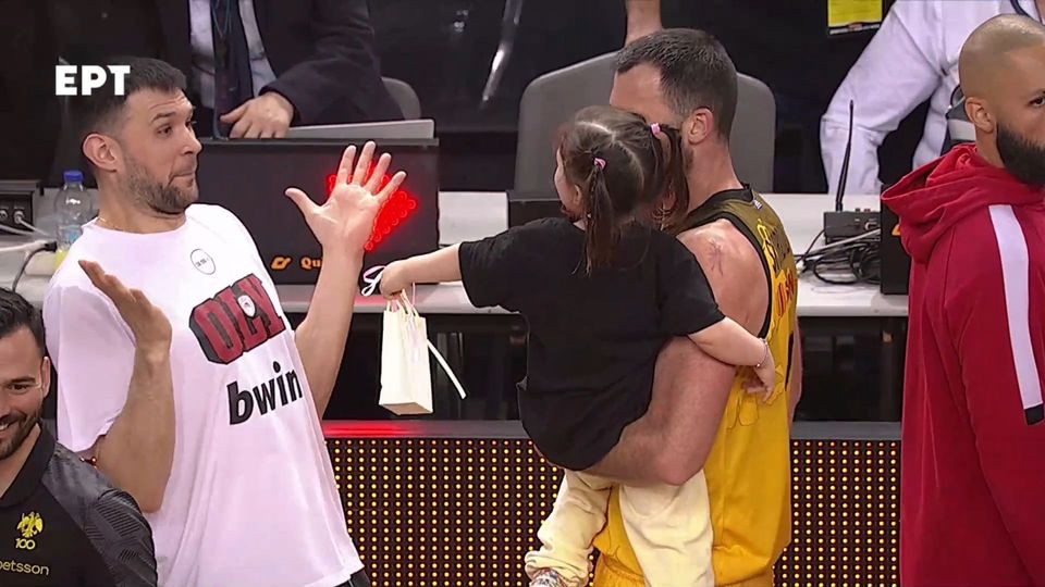 Υπέροχη στιγμή: Το δώρο που χάρισε η κορούλα του  Σκορδίλη στον Παπανικολάου (VIDEO)