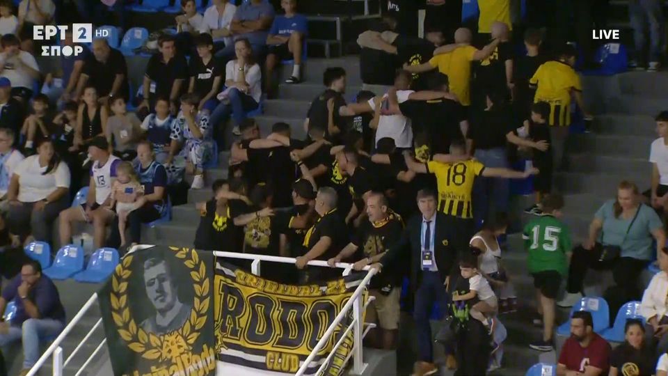 Ο χορός των φίλων της Ένωσης στις εξέδρες (VID)